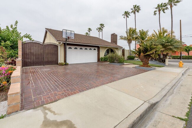 Building Photo - Your Newly Renovated Huntington Beach Oasi...