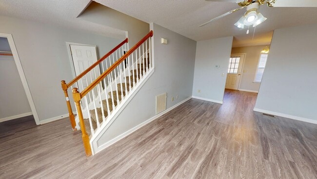 Building Photo - Renovated Three Bedroom Columbia Townhome!!