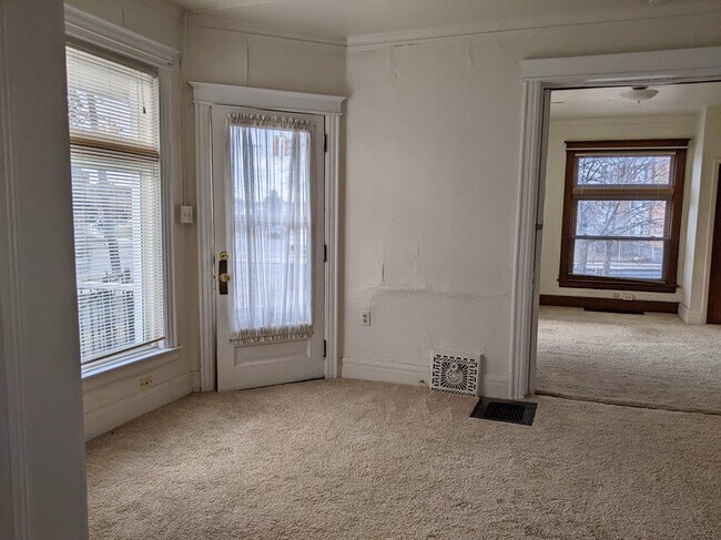 Building Photo - 413 W Forest Ave