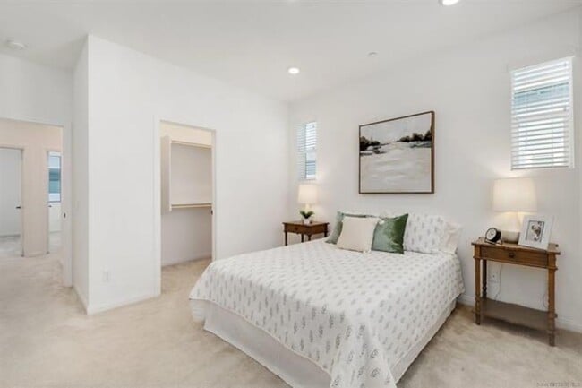 Building Photo - Updated 4 bedroom Townhome in Chula Vista