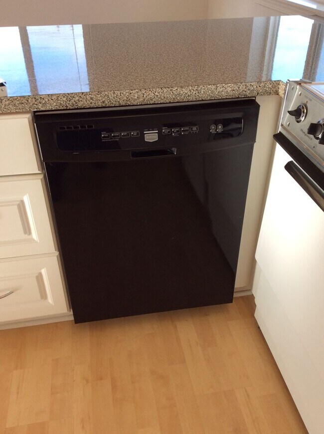 Building Photo - 1 bedroom, 1 bath close to Campus