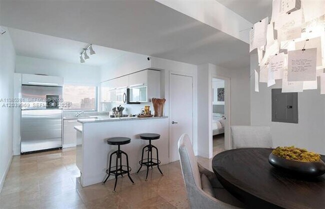 Foto del edificio - 601 NE 36th St
