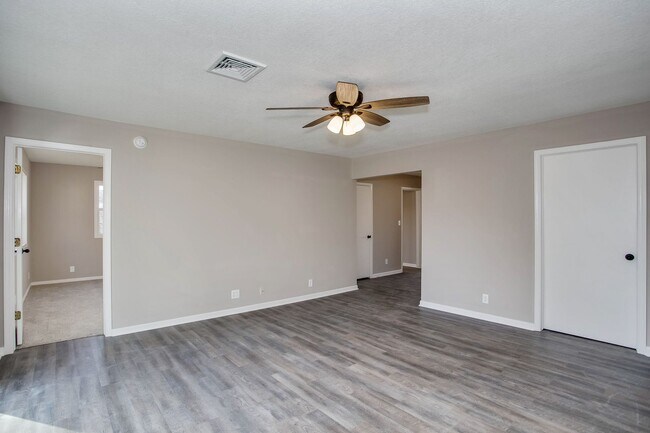 Foto del edificio - Beautiful Three Bedroom, Two Bathroom