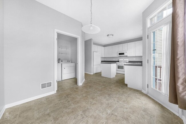 Building Photo - Very Nice and Spacious 2 Bedroom / 2.5 Bat...