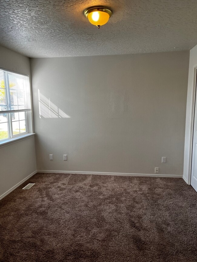 Foto del edificio - Updated 3bed 2 bath Duplex Unit Close to Freeway!