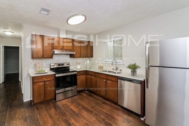 Building Photo - 6043 Deerfield Ct