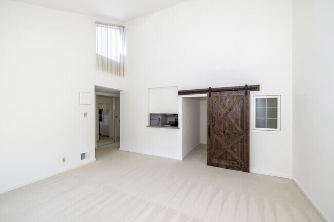 Building Photo - Lovingly Maintained 1 Bed, 1 Bath Condo in...
