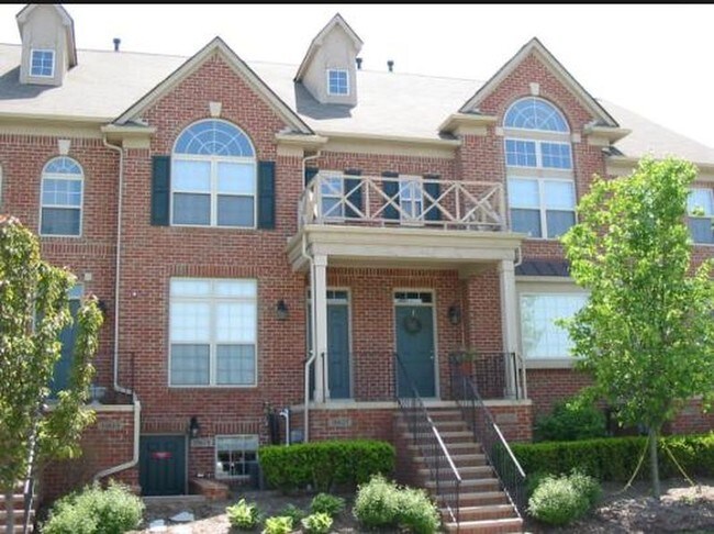 Front Entrance Style - 39473 Springwater Dr