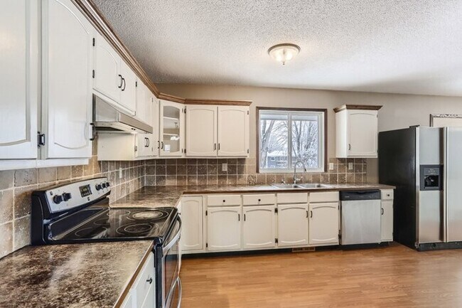 Foto del edificio - 1465 Crest Dr, Chaska, MN, 55318