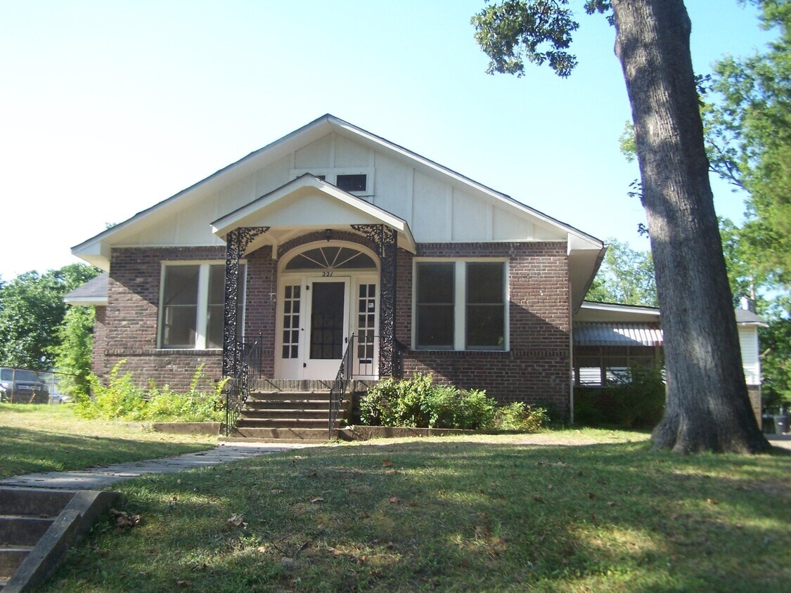 Primary Photo - 221 Washington St