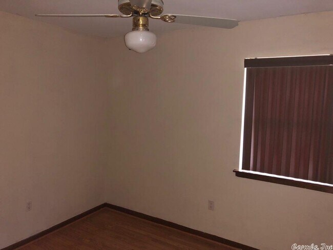 Foto del edificio - 12 Hawthorne Dr