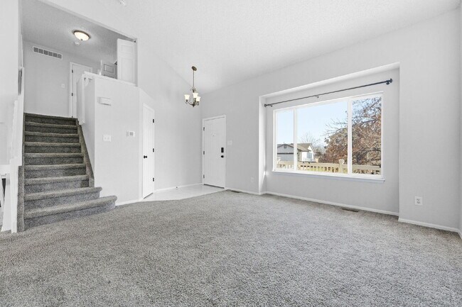 Foto del edificio - Charming 4-Bed Home in Westminster with Spacious 1,879 Sq Ft and 2 Full Baths!