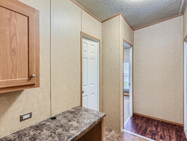 Foto del edificio - 6125 Saddler Ln