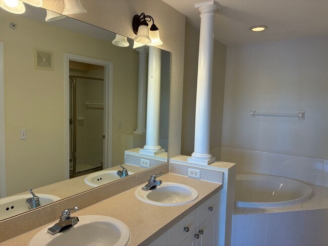 Building Photo - Gated Community Gem: Turnkey 2/2 in Emerald Lake First Month Free