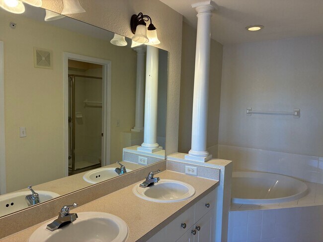 Foto del edificio - Gated Community Gem: Turnkey 2/2 in Emerald Lake First Month Free