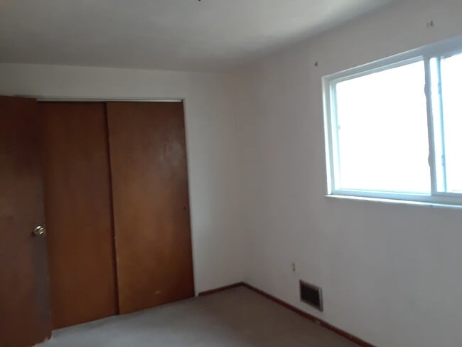Master bedroom with large closet - 111 1st Ave W