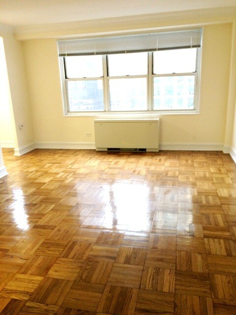 Foto principal - 307 W 52nd St