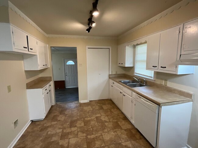 Building Photo - 1939 Driftwood Ave