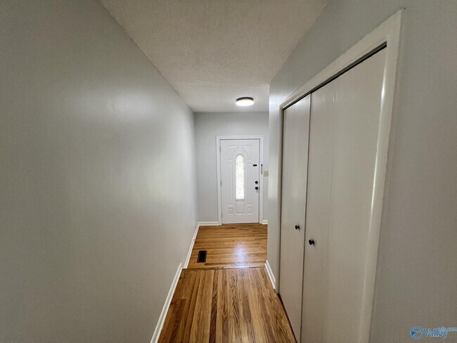 Foto del edificio - 223 Skyline Rd