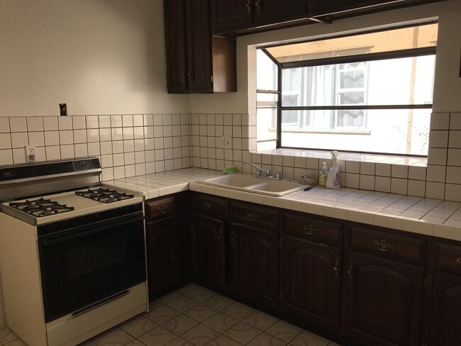 Ventana del huerto de la cocina - 416 N Orange Grove Ave