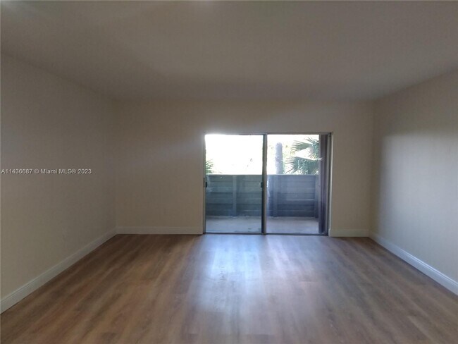 Foto del edificio - 8325 SW 72nd Ave