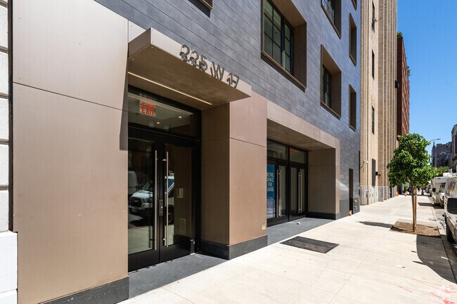 Entrada - 225 W 17th