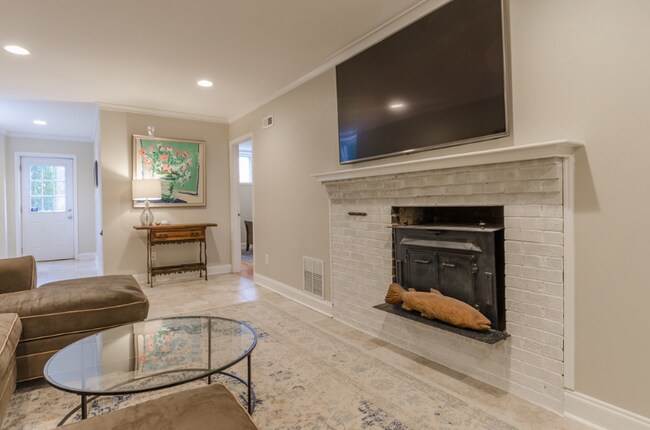 Building Photo - 1401 Seneca Pl