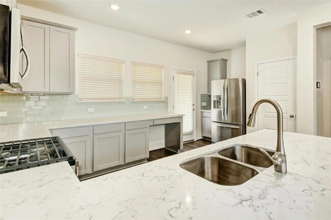 Foto del edificio - 216 Iron Rail Rd