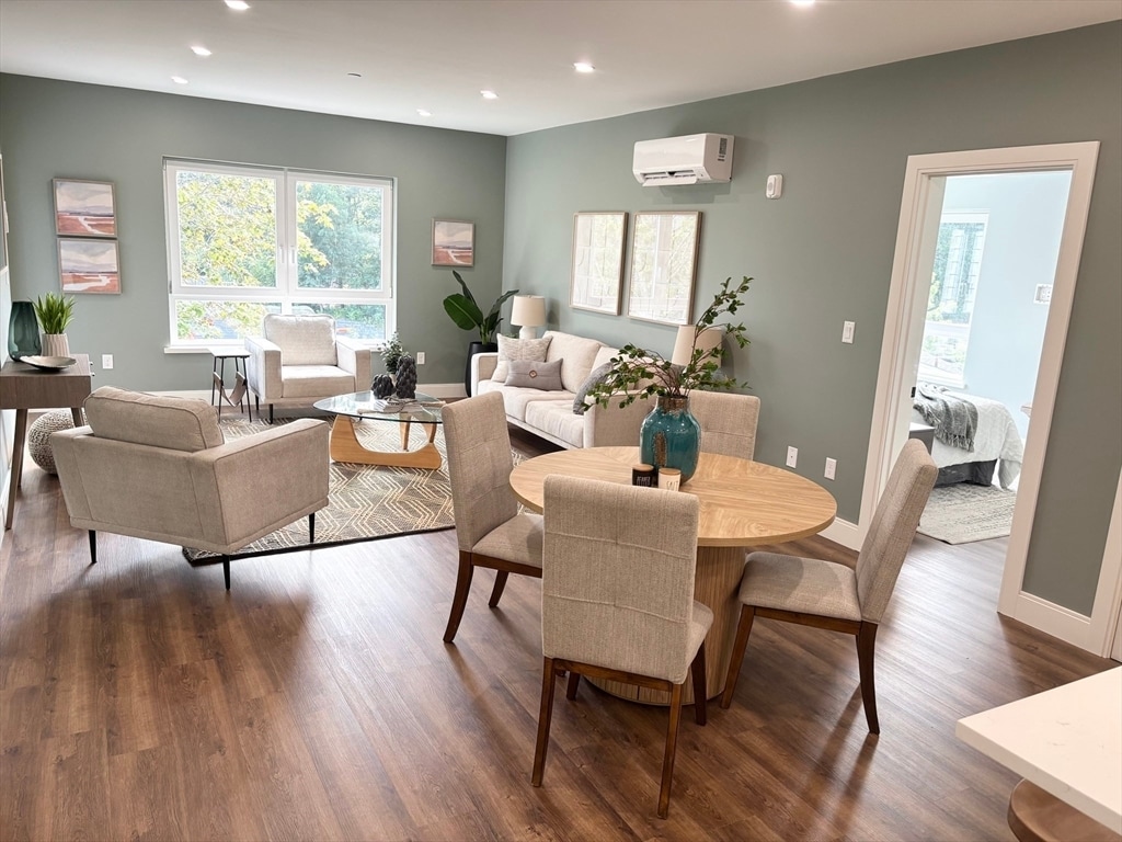 Primary Photo - 1391 Main St