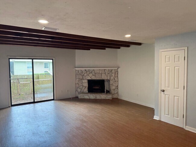 Foto del edificio - 3748 Donovan Dr