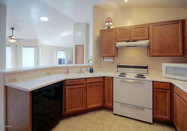 Building Photo - CLEAN AND READY TO RENT