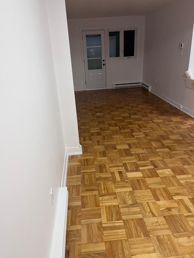 Building Photo - 7489 Av De Châteaubriand