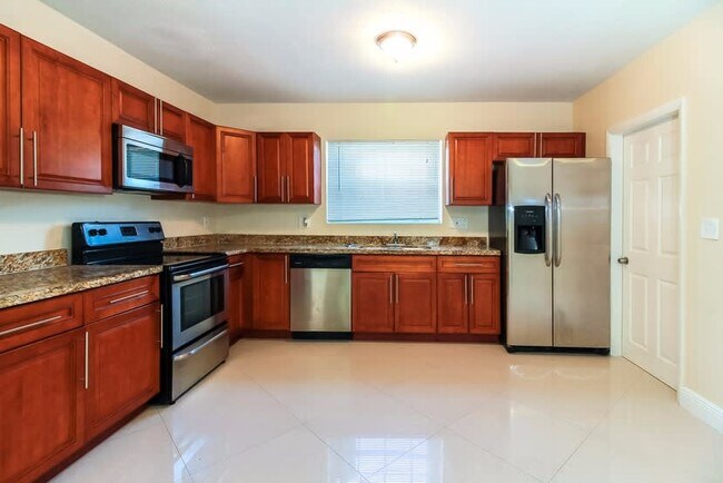 Building Photo - 5660 W 9th Ct