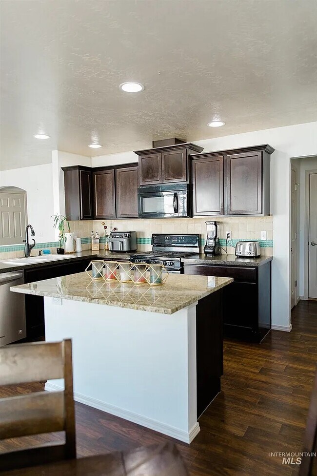 Building Photo - 1100 SW Colonial