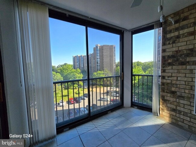 Foto del edificio - 5902 Mt Eagle Dr