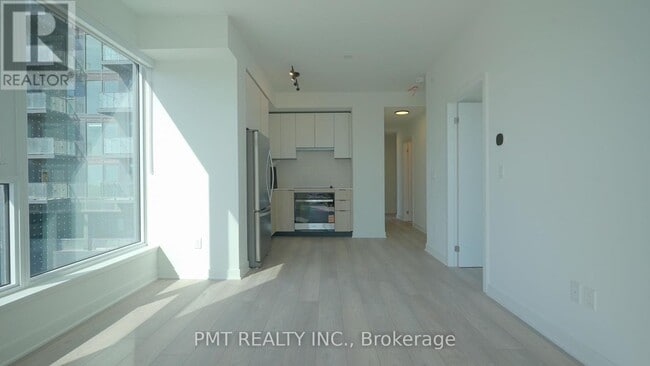 Building Photo - 1007 The Queensway
