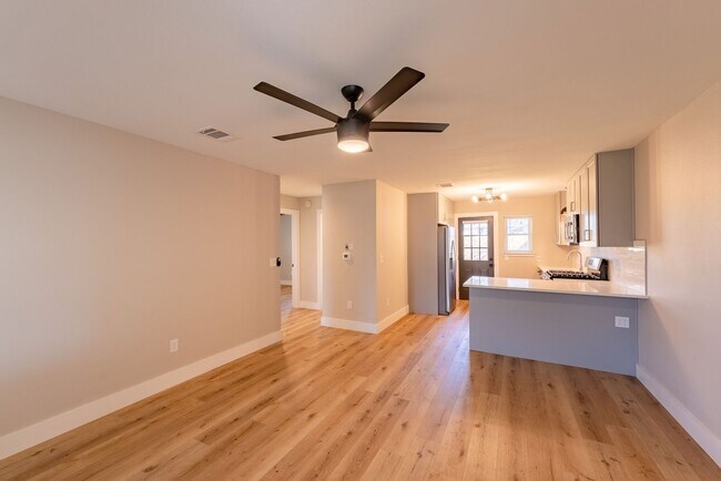 Foto del edificio - 2 Bed -1 Bath Cottage Charm!