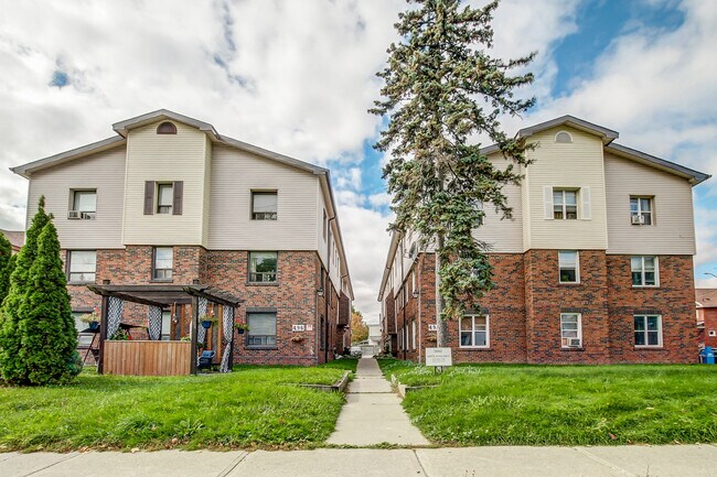 Photo du bâtiment - 496/498 Simcoe St. N.