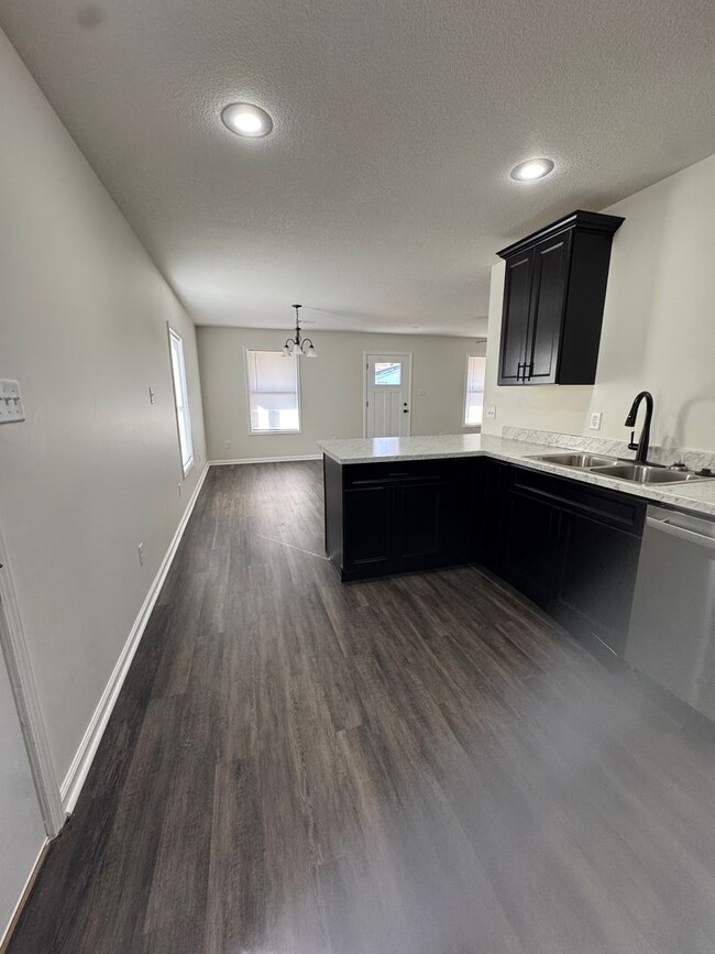 Foto del edificio - New 3 bed / 3 bath in Truman. Available Now!