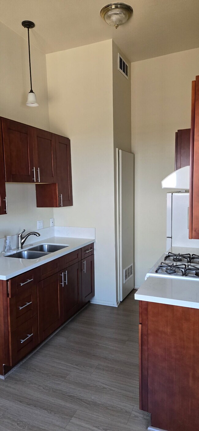 Cocina - 733 N Hill Pl