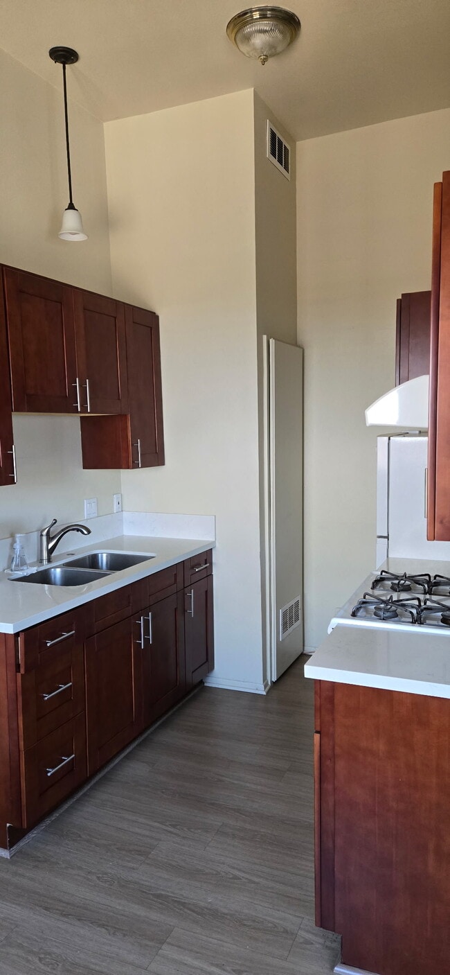 Kitchen - 733 N Hill Pl