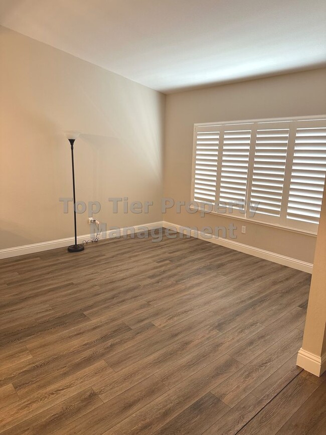 Building Photo - Beautiful 3 bed / 2 bath / 1,648 sqft hous...