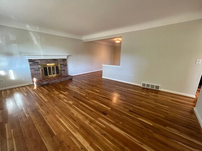 Building Photo - 4604 Largo Dr