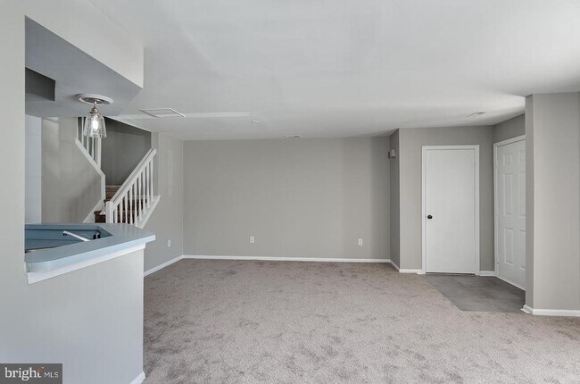 Building Photo - 207 Oliphant Ln