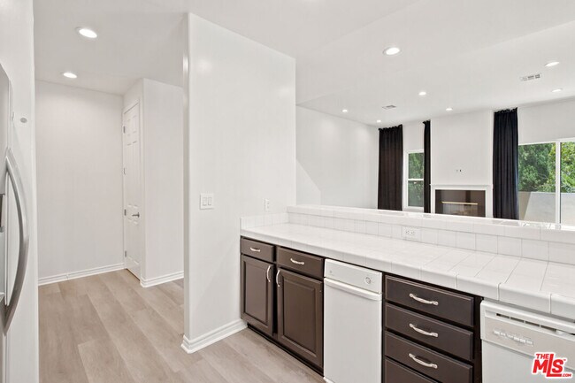 Foto del edificio - 4940 Laurel Canyon Blvd