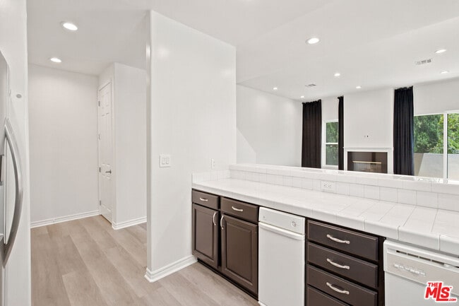 Building Photo - 4940 Laurel Canyon Blvd