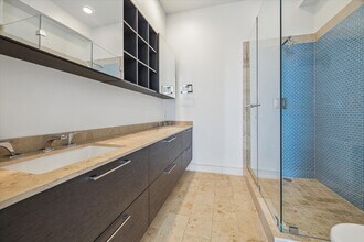 Building Photo - 2727 Kirby Dr