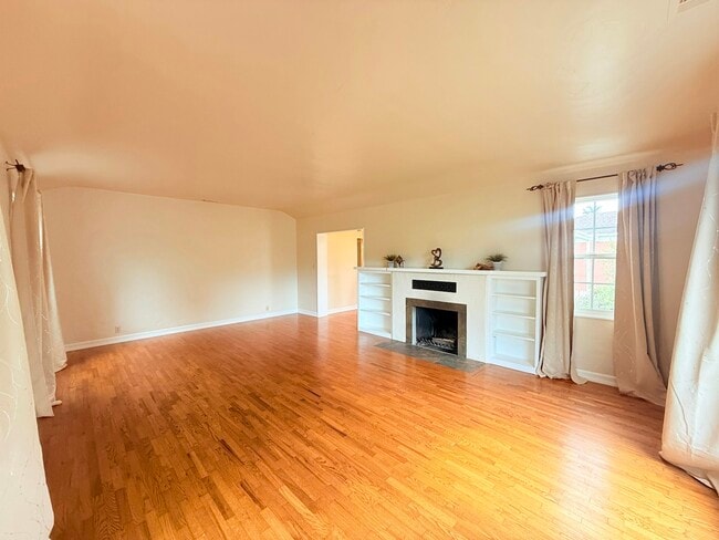 Building Photo - 619 W Cypress Ave