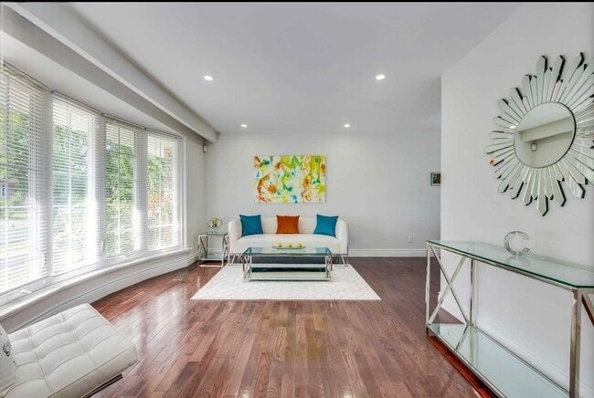 Photo du bâtiment - MISSISSAUGA– SPACIOUS 3 BEDROOM HOME – 1 BATHROOMS – 2 PARKINGS – $2,499 – ONLY