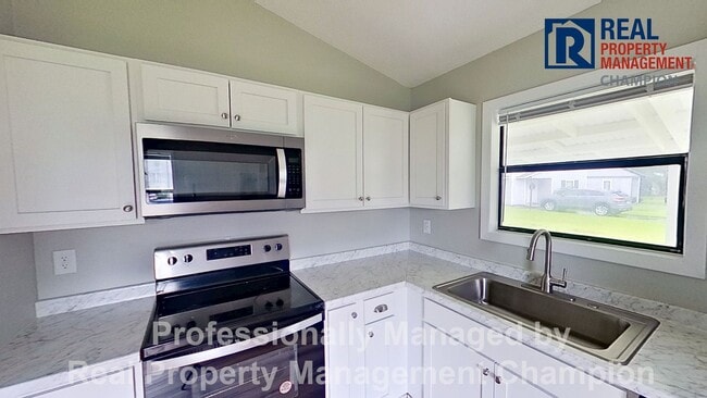 Building Photo - Adorable 2 BD/1 BA Duplex with Covered Back Patio